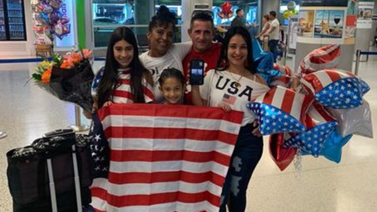 Abuela cubana llega a Miami con visa de turismo así fue el proceso