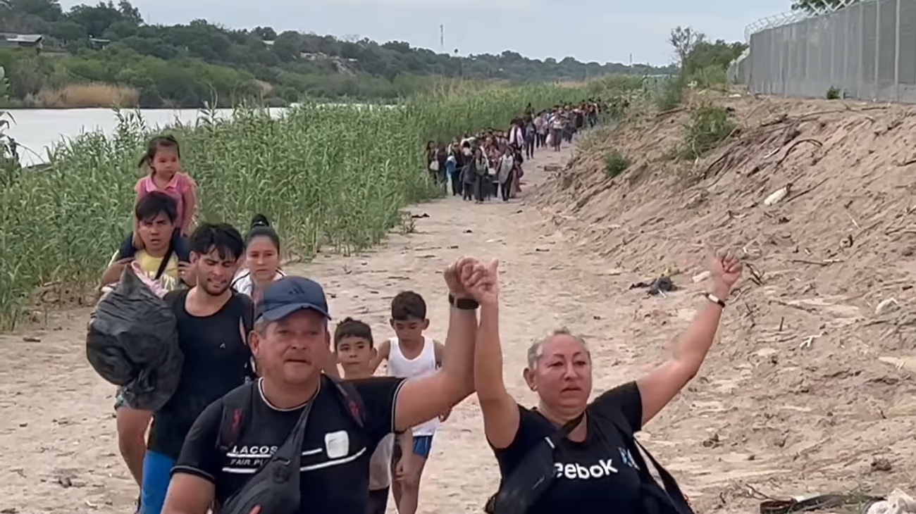 Por tercer día consecutivo, desfile de cubanos y otros migrantes llegando a Texas (video)