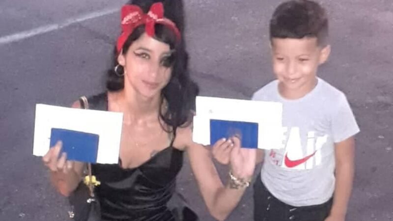 La Amy Winehouse cubana viaja a EEUU con parole humanitario junto a su hijo (fotos)