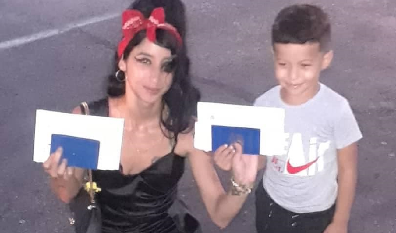 La Amy Winehouse cubana viaja a EEUU con parole humanitario junto a su hijo (fotos)